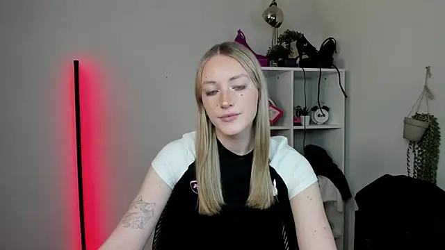 EvelynBlond online show from April 2026 12:39:01 PM