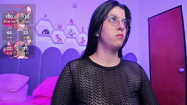 lunagomez24 online show from December 2025 02:50:01 AM