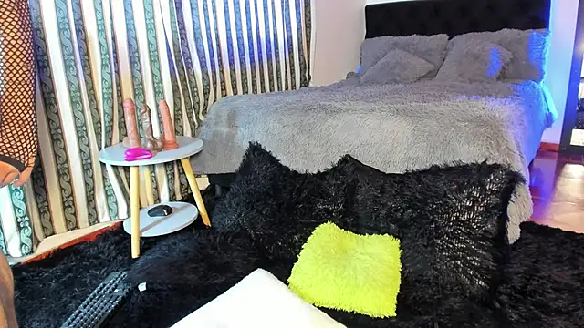 Hugucam online show from May 2026 09:44:02 PM