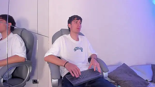 Snapshot of Emir_Ozan_ chatting on November 2025 11:31:01 AM Emir Ozan online show from November 2025 11:31:01 AM