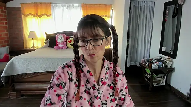Snapshot of Charlotte-Willson chatting on April 2026 04:01:01 PM Charlotte-Willson online show from April 2026 04:01:01 PM