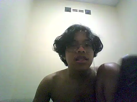 Snapshot of VERTSS2 chatting on November 2025 06:18:01 PM VERTSS2 online show from November 2025 06:18:01 PM