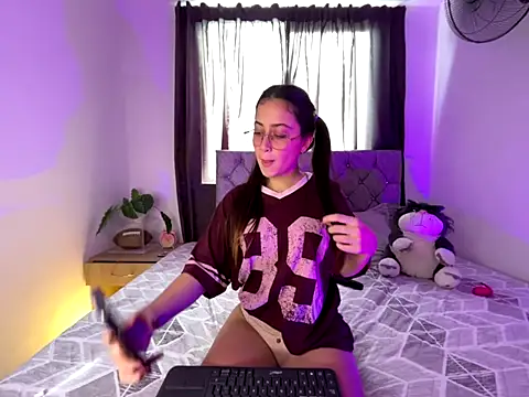 SophieeMoore online show from December 2025 06:59:01 PM