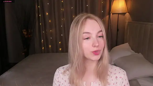 Snapshot of Shy_Polly chatting on April 2026 12:08:01 AM Shy Polly online show from April 2026 12:08:01 AM
