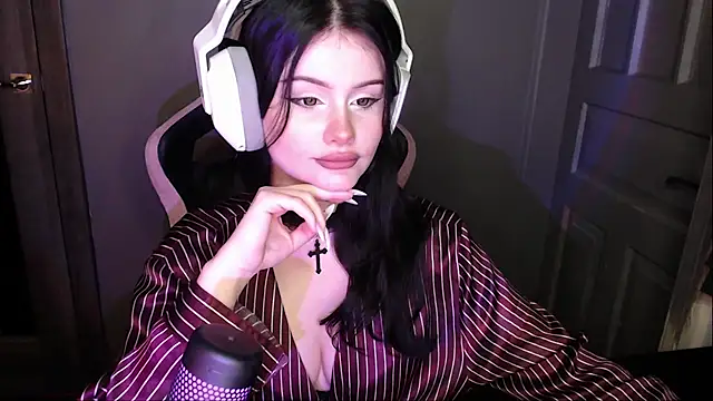 Moon raven online show from December 2025 05:28:02 PM