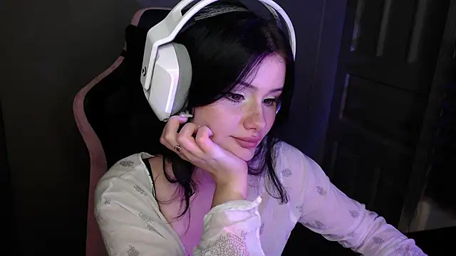 Moon raven online show from December 2025 10:18:02 PM