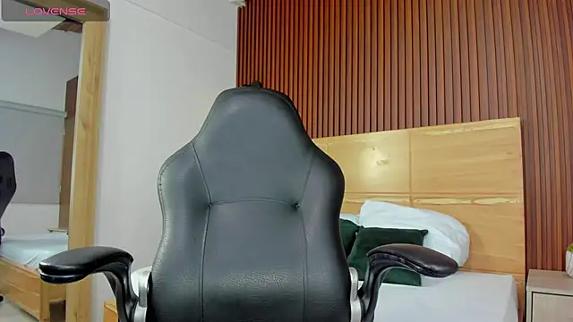 zully28  online show from November 2025 12:07:01 PM