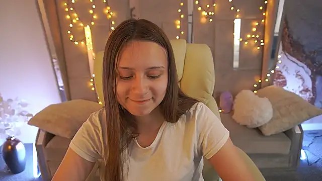 TinyNatalie online show from May 2026 12:33:02 PM