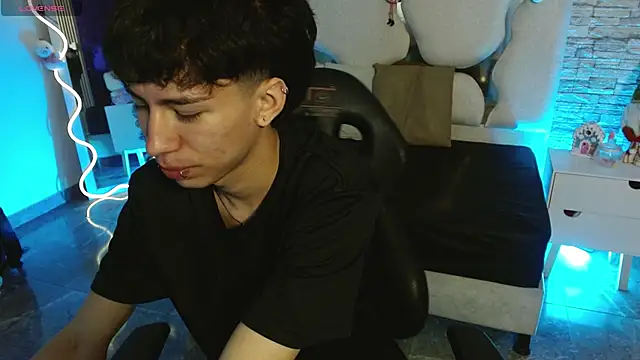 kaelwolf tay online show from December 2025 07:40:02 PM