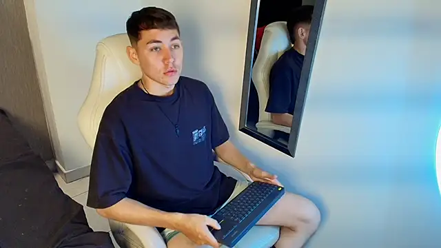 LoganFoster  online show from January 2026 08:33:01 PM