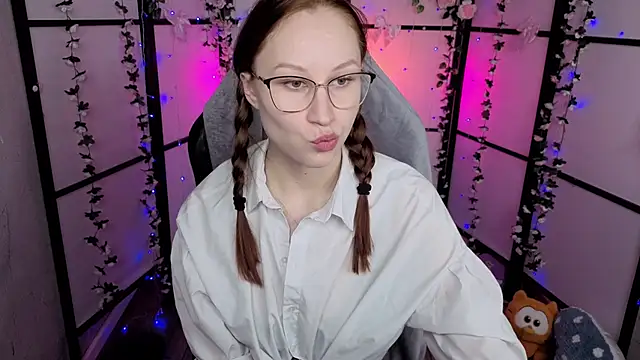 JoanFlare online show from November 2025 01:34:01 PM