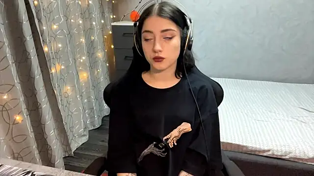 Snapshot of Meowluly chatting on December 2025 09:20:02 PM Meowluly online show from December 2025 09:20:02 PM