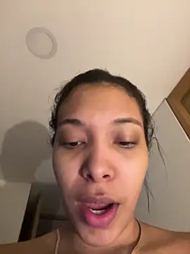 Snapshot of KarolRojas_22 chatting on June 2026 07:07:01 AM KarolRojas 22 online show from June 2026 07:07:01 AM