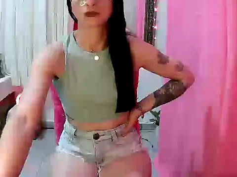 Snapshot of MissDominicc chatting on December 2025 01:22:01 AM MissDominicc online show from December 2025 01:22:01 AM