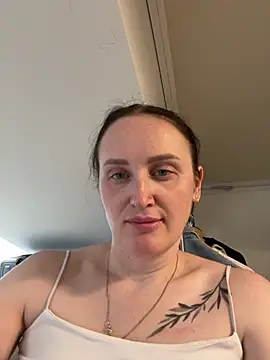 Snapshot of TomilaSi chatting on June 2026 01:57:02 PM TomilaSi online show from June 2026 01:57:02 PM