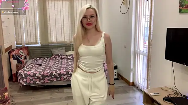 Snapshot of MistikMinx chatting on December 2025 12:55:01 PM MistikMinx online show from December 2025 12:55:01 PM