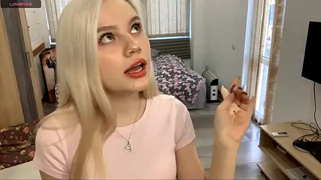 Snapshot of MistikMinx chatting on December 2025 01:07:01 PM MistikMinx online show from December 2025 01:07:01 PM