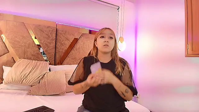 Snapshot of emma_cook_ chatting on November 2025 09:28:01 PM emma cook online show from November 2025 09:28:01 PM