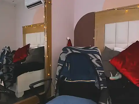 Snapshot of MilaFoxxy chatting on December 2025 11:37:01 AM MilaFoxxy online show from December 2025 11:37:01 AM