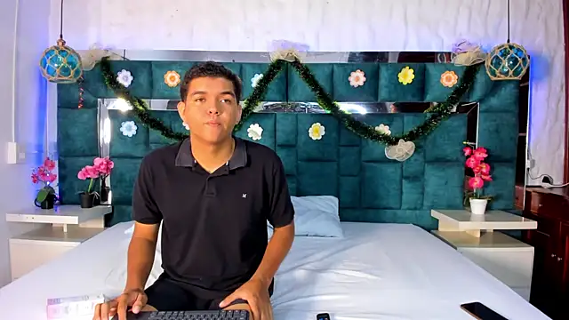 Snapshot of _bonnyandclyde chatting on December 2025 12:01:02 PM bonnyandclyde online show from December 2025 12:01:02 PM