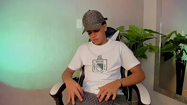 Isaac Collins  online show from December 2025 08:28:02 PM