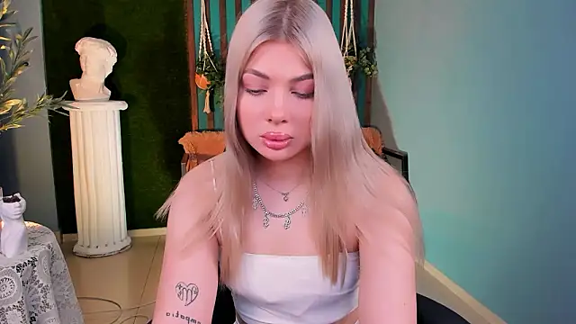 Snapshot of HyileyClark chatting on February 2026 09:14:01 AM HyileyClark online show from February 2026 09:14:01 AM