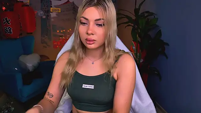 Snapshot of HyileyClark chatting on February 2026 09:18:02 AM HyileyClark online show from February 2026 09:18:02 AM