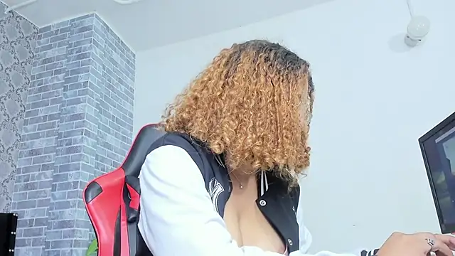 Snapshot of Crystal_bunn chatting on November 2025 08:44:01 PM Crystal bunn online show from November 2025 08:44:01 PM