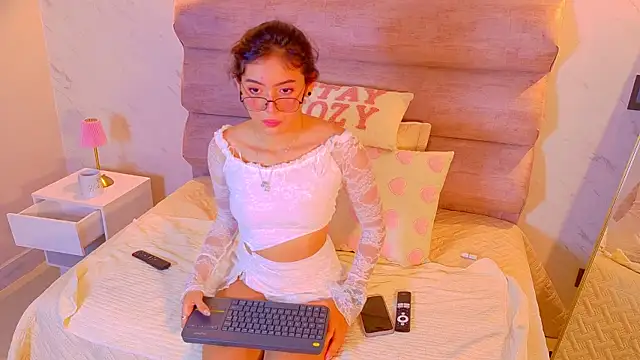 Mia Cullen online show from December 2025 12:00:01 PM