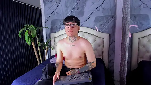 Snapshot of Noah_West18 chatting on November 2025 09:17:01 PM Noah West18 online show from November 2025 09:17:01 PM