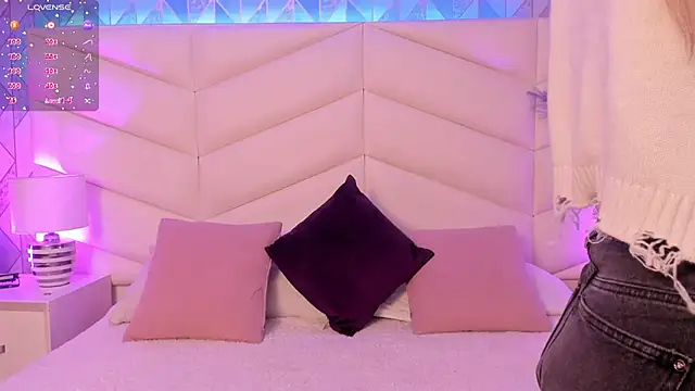 Lizzi Hotman  online show from April 2026 08:42:01 PM