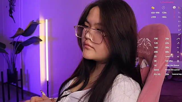 VeneraMai online show from December 2025 05:19:02 PM