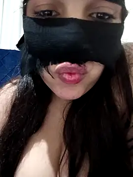 Snapshot of Amou-na chatting on December 2025 11:35:02 PM Amou-na online show from December 2025 11:35:02 PM