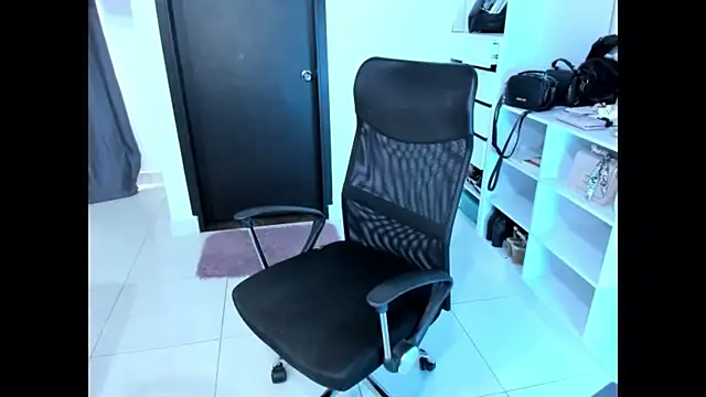 cristina697 online show from December 2025 04:27:01 PM