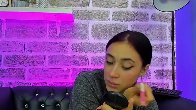 Snapshot of Ariana_collinss chatting on May 2026 01:17:02 PM Ariana collinss online show from May 2026 01:17:02 PM