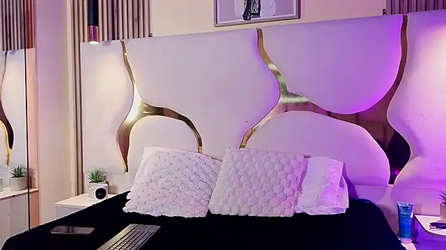 HannyJones online show from December 2025 12:10:01 PM