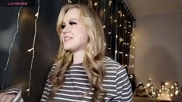 LunaPeony online show from December 2025 06:51:01 AM