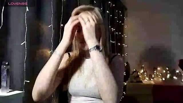 LunaPeony online show from December 2025 05:47:01 AM