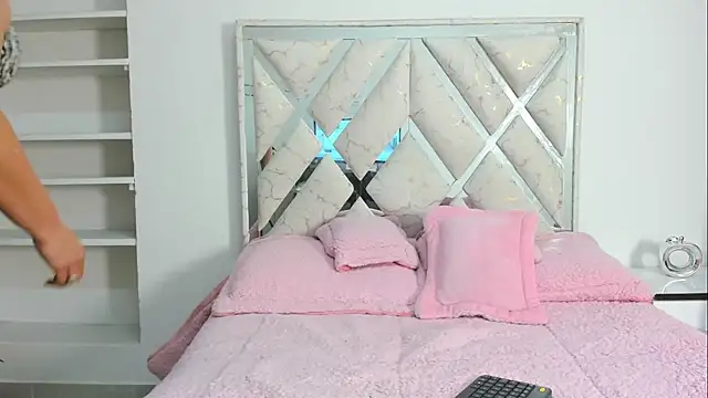 Snapshot of ElenaLauren chatting on January 2026 12:21:01 PM ElenaLauren online show from January 2026 12:21:01 PM