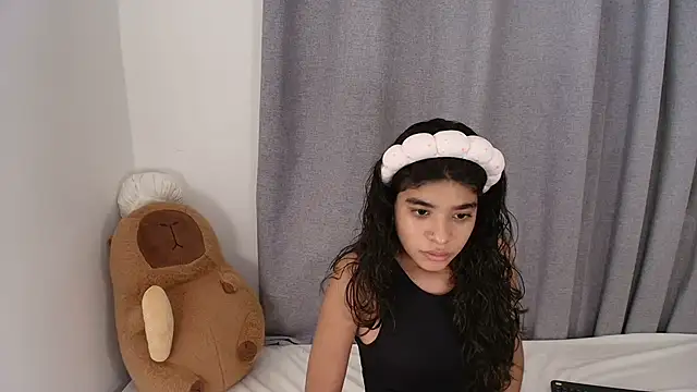 Snapshot of phia_carter chatting on June 2026 12:25:01 AM phia carter online show from June 2026 12:25:01 AM