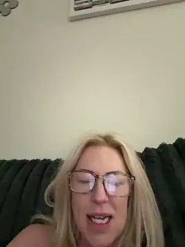 Snapshot of sinfulsara chatting on February 2026 12:44:01 AM sinfulsara online show from February 2026 12:44:01 AM