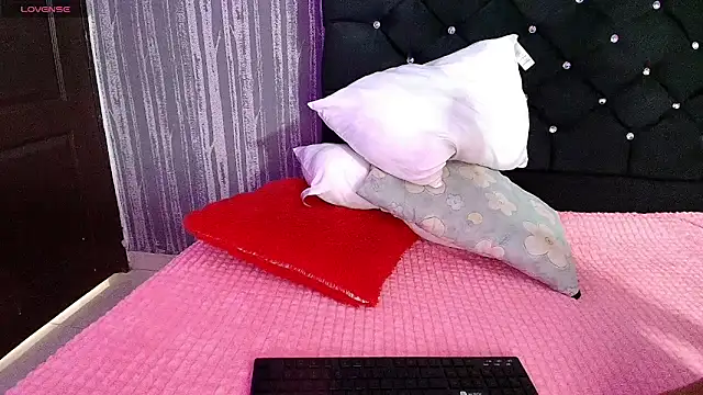 Snapshot of Elizabetth_Roman chatting on May 2026 03:08:02 PM Elizabetth Roman online show from May 2026 03:08:02 PM
