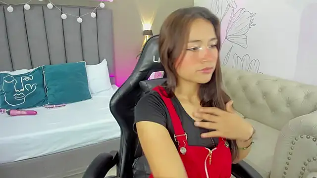 madison saenzz online show from April 2026 07:25:02 PM