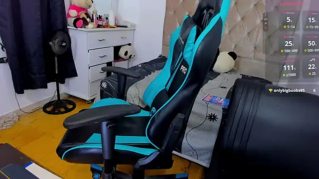 Snapshot of lulu_parker chatting on December 2025 07:32:01 PM lulu parker online show from December 2025 07:32:01 PM