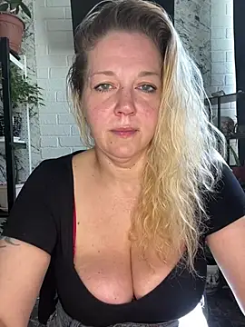 Snapshot of JenniferCarmen chatting on June 2026 03:45:01 AM JenniferCarmen online show from June 2026 03:45:01 AM