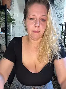 Snapshot of JenniferCarmen chatting on June 2026 02:03:01 AM JenniferCarmen online show from June 2026 02:03:01 AM
