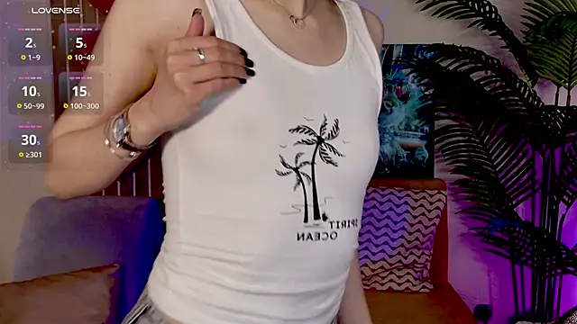 Snapshot of MaxinCarroll chatting on April 2026 10:43:02 AM MaxinCarroll online show from April 2026 10:43:02 AM