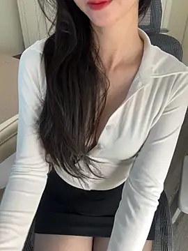 Snapshot of EmyNg chatting on June 2026 01:07:02 AM EmyNg online show from June 2026 01:07:02 AM