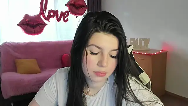 Snapshot of KisaModel chatting on April 2026 01:20:02 AM KisaModel online show from April 2026 01:20:02 AM