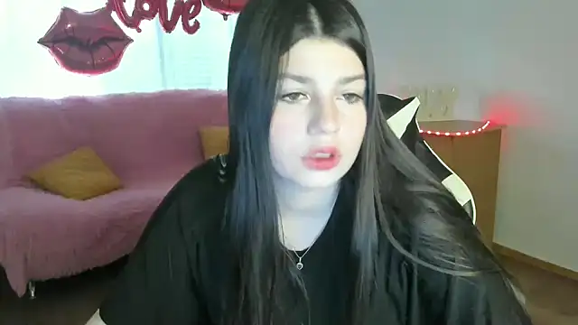 Snapshot of KisaModel chatting on April 2026 01:05:01 AM KisaModel online show from April 2026 01:05:01 AM
